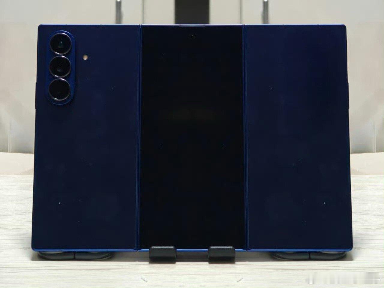 三星首款三折叠手机发布与华为的Mate XTs Z字折叠有区别，三星采用G字折叠