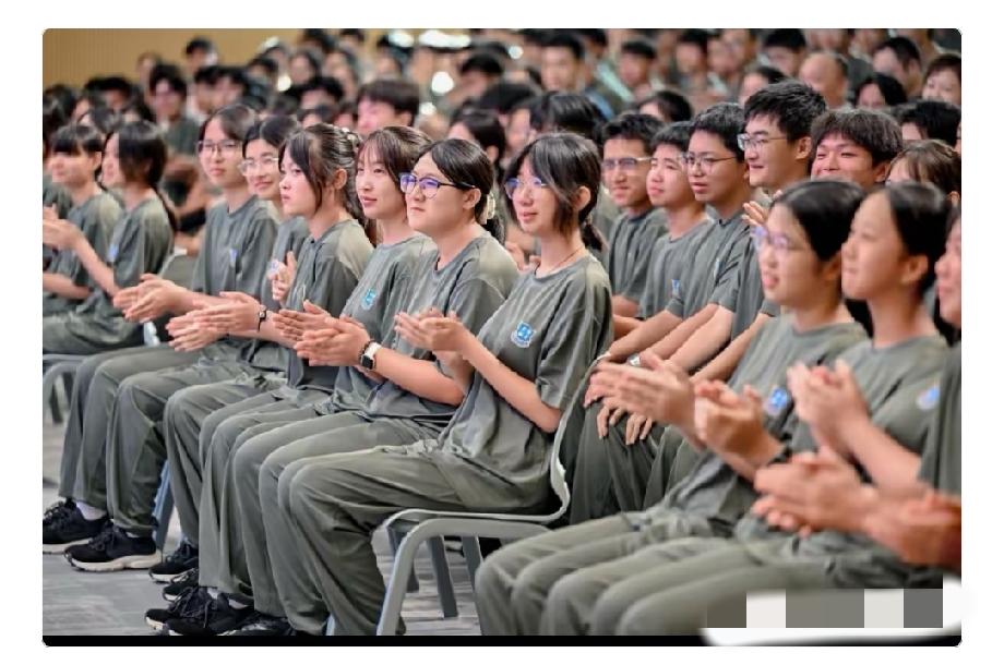 格力技工学校开学第一课，全体学生的一张留影。

如果是你的孩子你会选择这所学校吗