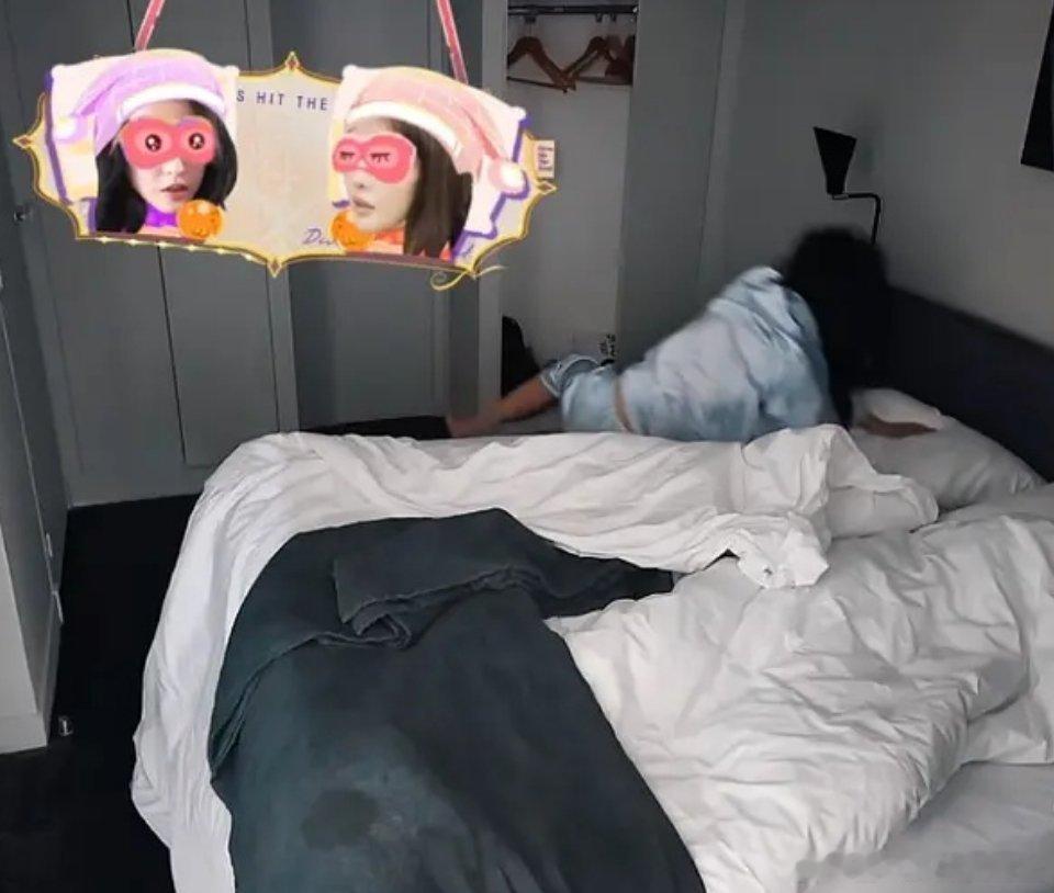 周雨彤真的让人越来越摸不透了，本来不是睡衣吗，咋又成睡裙了 ​​​