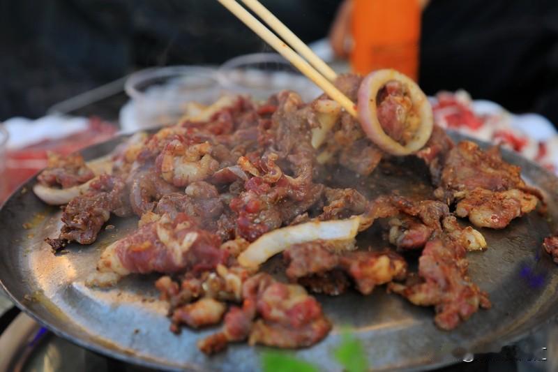 美食短视频深受大众喜爱，原因可太多了。首先，它能带来视觉享受。那些色泽诱人、香气