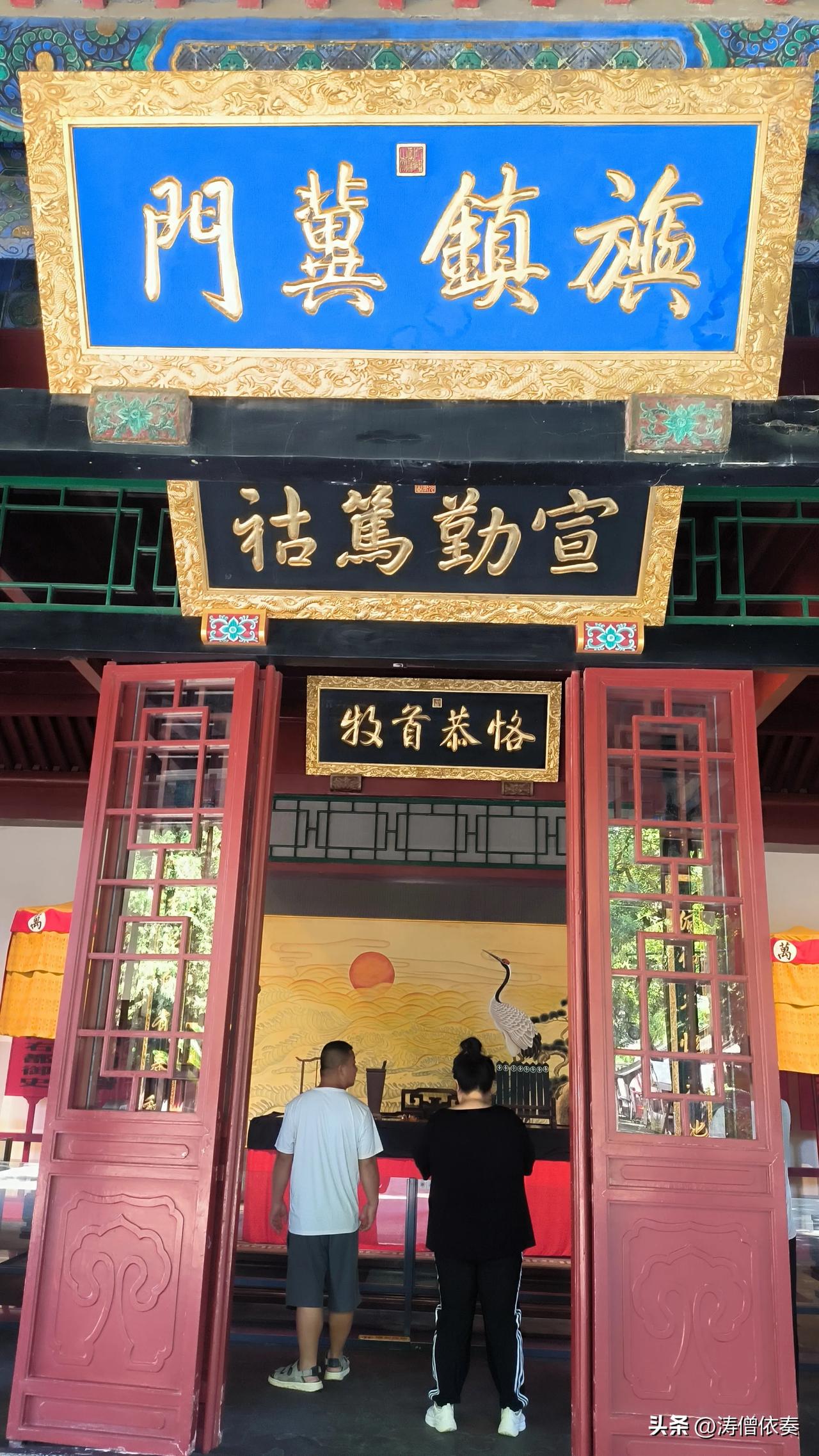 保定直隶总督署内，经常见到游客雇的付费讲解员。跟着他们走，可以听到很多历史知识，
