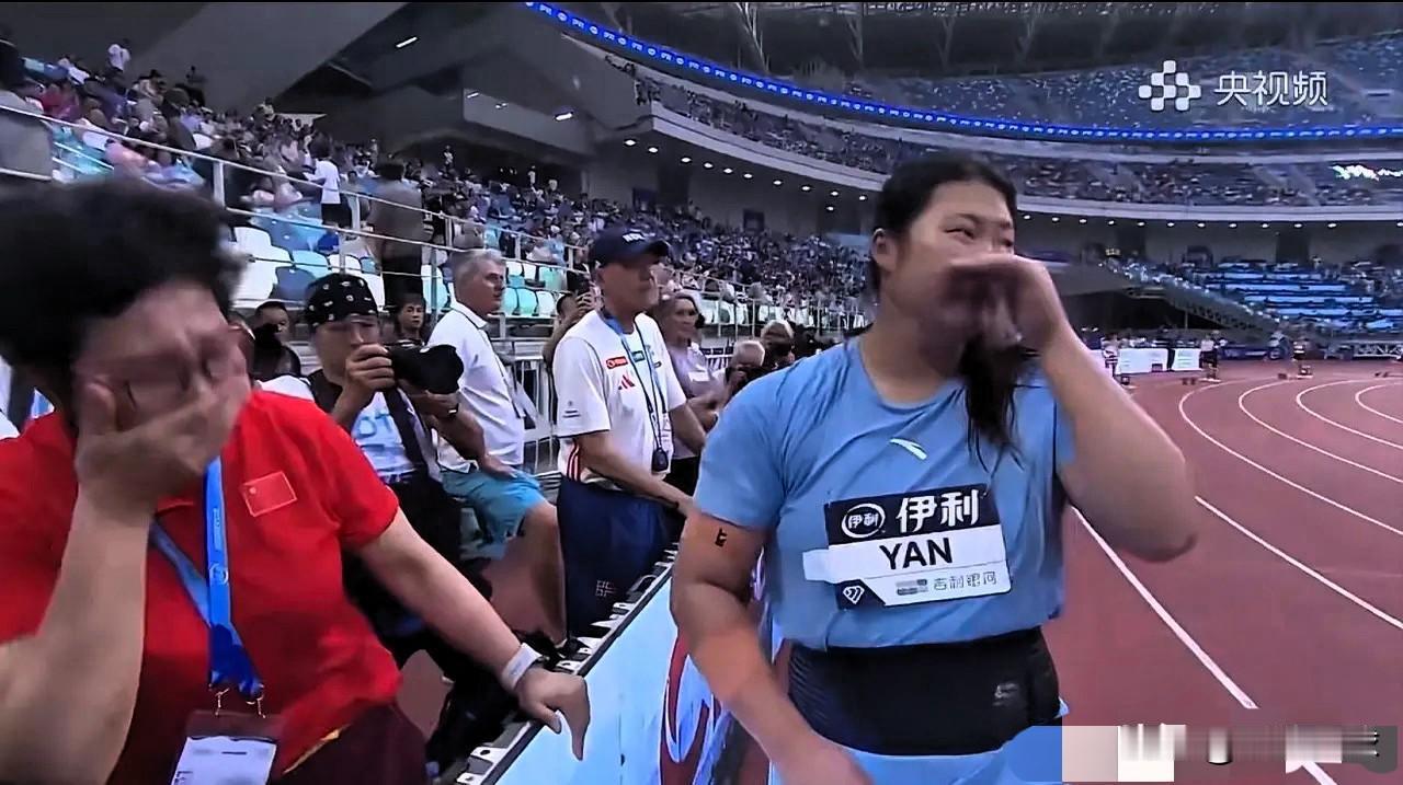 严子怡夺冠后，有谁留意到师徒二人都在拭泪？
当 71.74 的成绩出现在屏幕上，