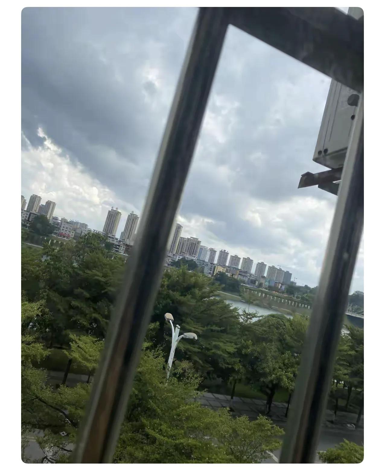 我闺女今年31岁，研究生毕业，现在上海工作，每个月收入12000元。

为了供她
