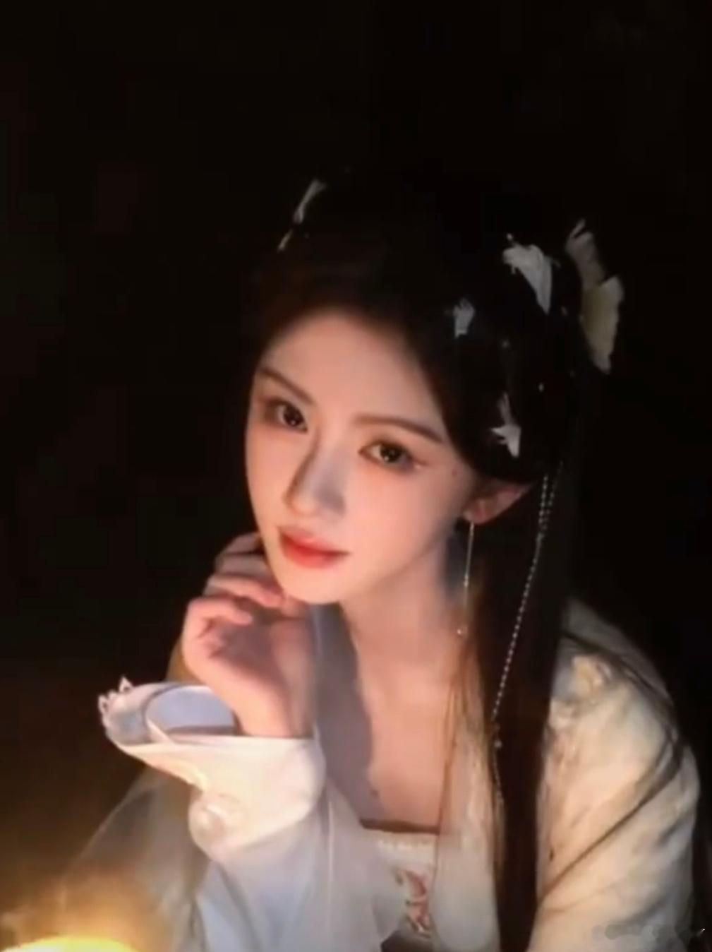 鞠婧祎《万花世界》苏绿夏新造型营业，是仙女吧！ 