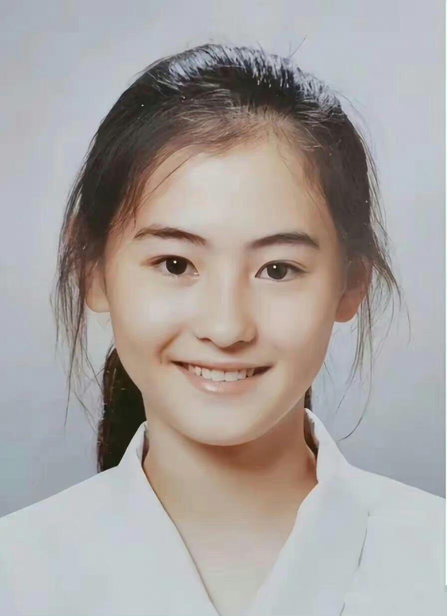 看到张柏芝的父亲和爷爷，这也太像了吧 ​​​