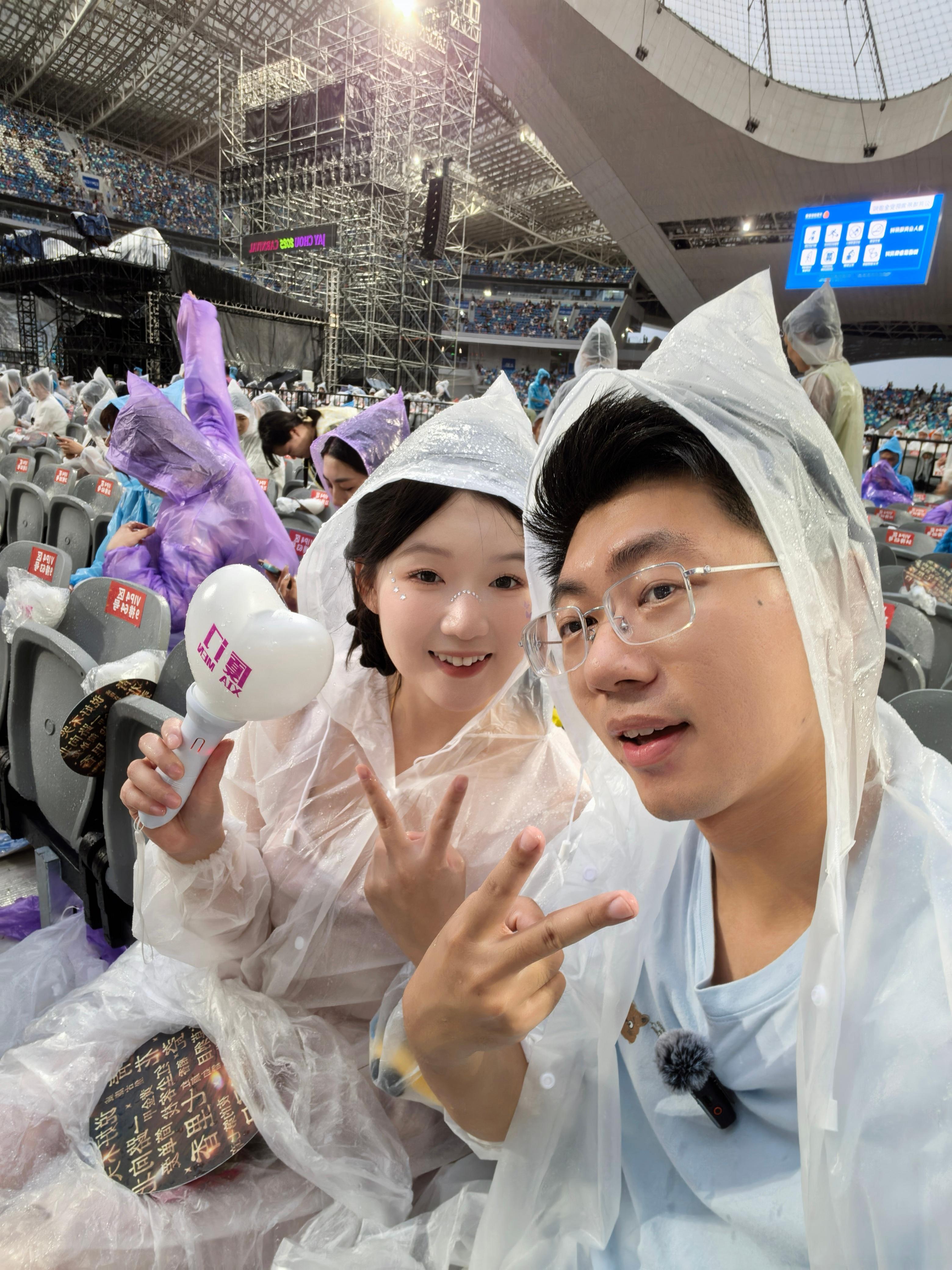 如果有一天我带你来听杰伦的演唱会，那么你对我来说一定很重要，因为我带你听的是我一