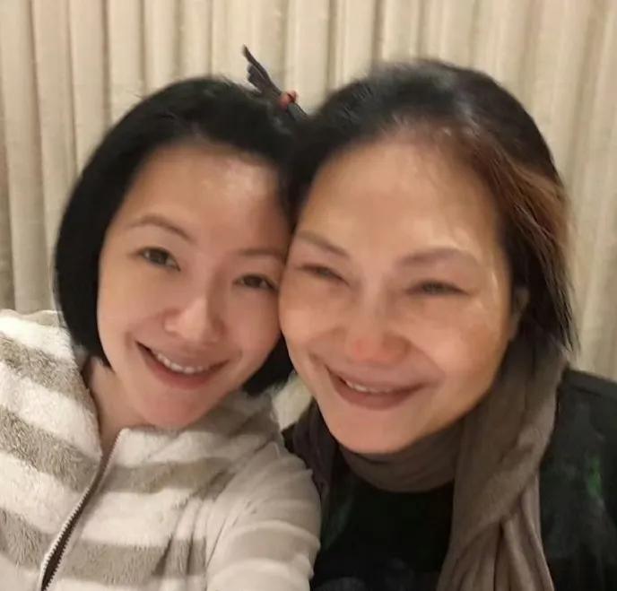 这一天天的，有点烦小S家了，
一会儿妈妈没走出来，
一会儿小女儿没走出来，
还要