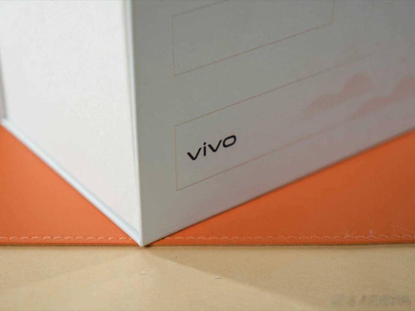 今天收到了vivo的端午礼盒，打开一看vivo真的太懂我了！摄影包+迷你补光灯+