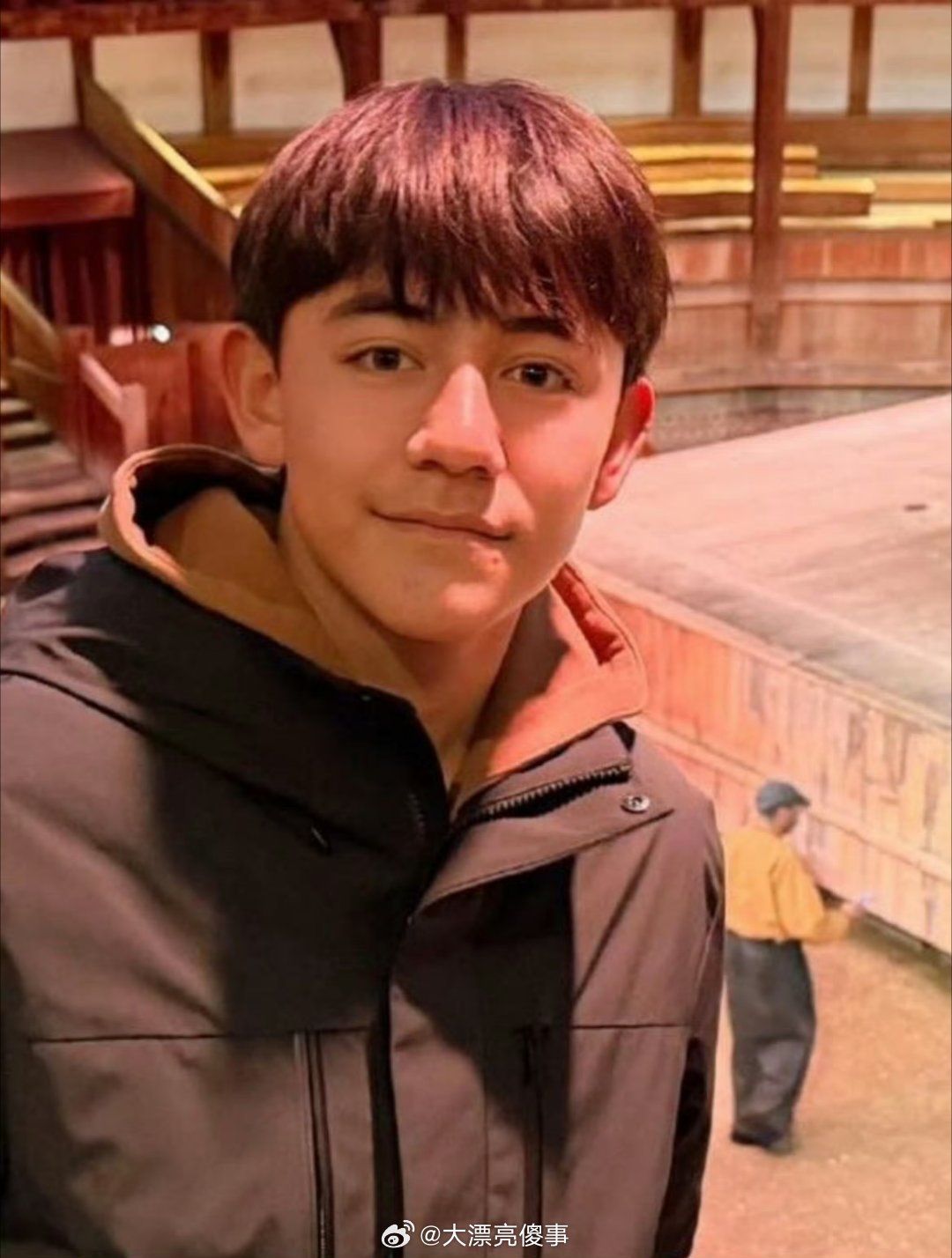 刘烨16岁儿子诺一颜值第一眼看到这个照片我就想到了丁真，丁真的颜值我可以给8分，