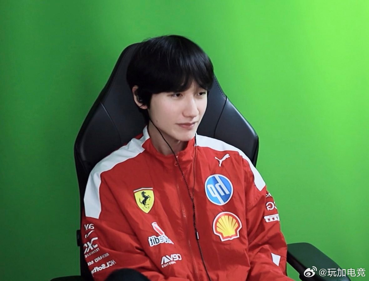 今天是穿法拉利车服的花生🥜f1现场好多明星 F1﻿ ﻿ 英雄联盟