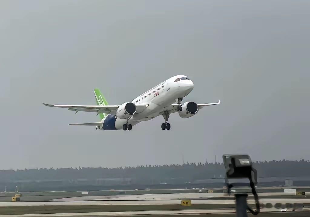 以牙还牙！
​欧美故意不给中国C919发适航证，就是想卡住国产大飞机的脖子。
我