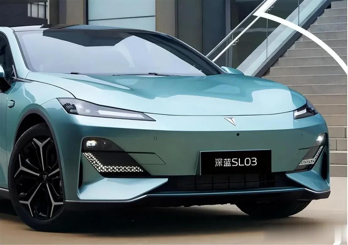 #深蓝SL03 超级增程尽享驾趣# 
新款深蓝SL03也有所升级。新车搭载了智能