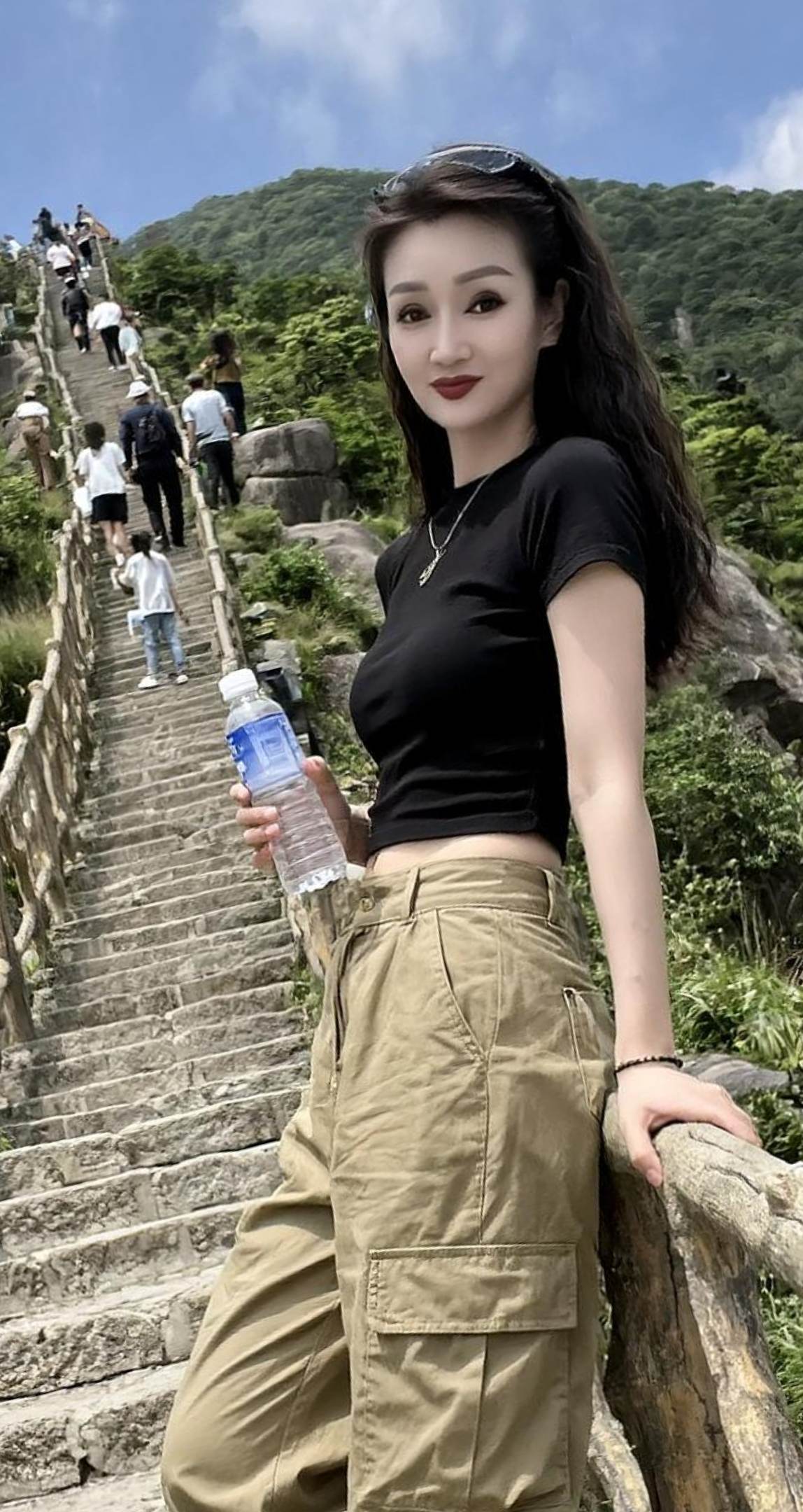 回头看看走过的路，风风雨雨都是自己扛 ……