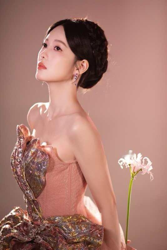 #陆婷玉电影频道感谢惠英红#在电影频道的推介会上，陆婷玉不仅介绍了自己的作品，还