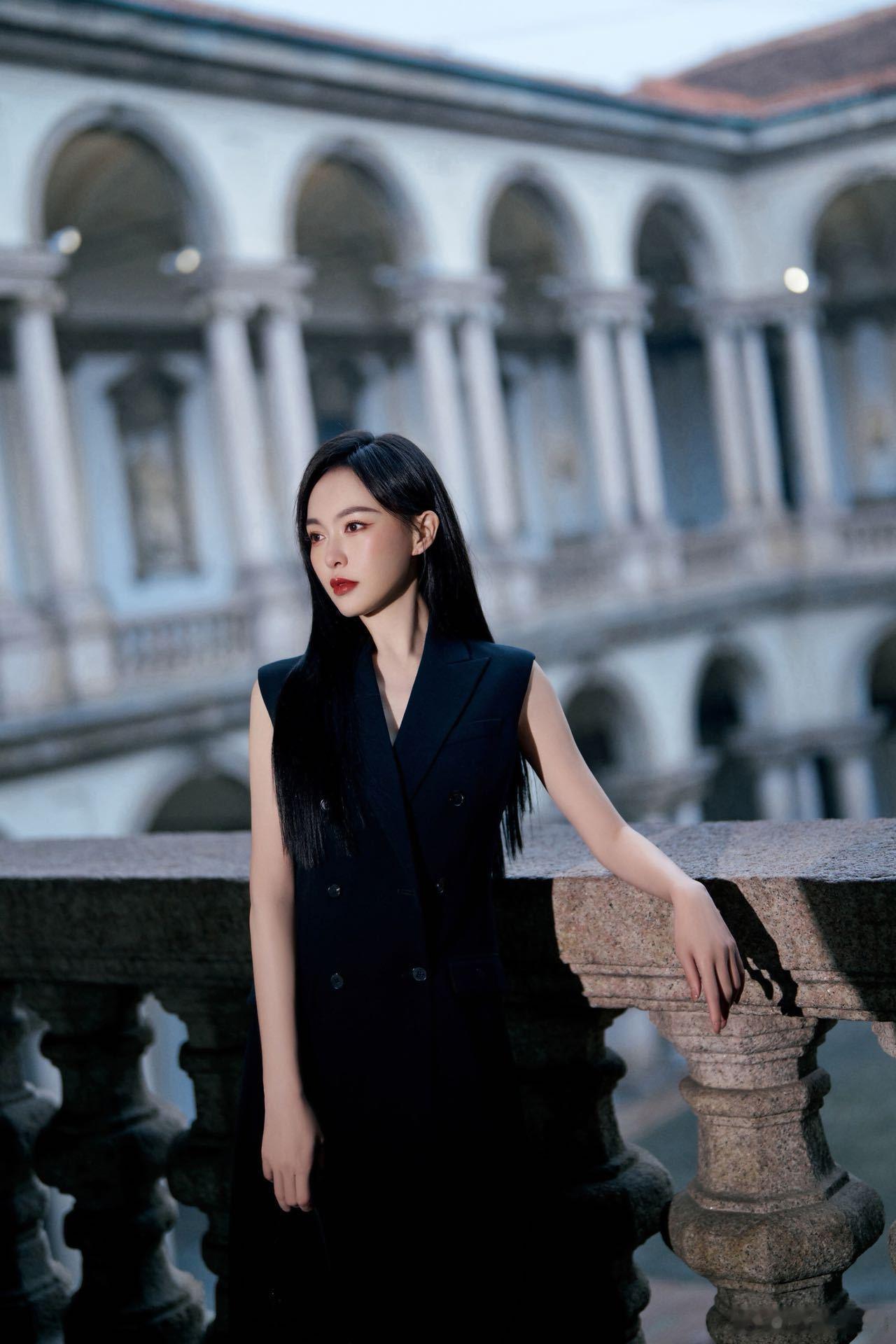 唐嫣好笔直的一条人谁懂！在米兰时装周大秀上也太飒太好看了！整套黑色的穿搭搭配上黑