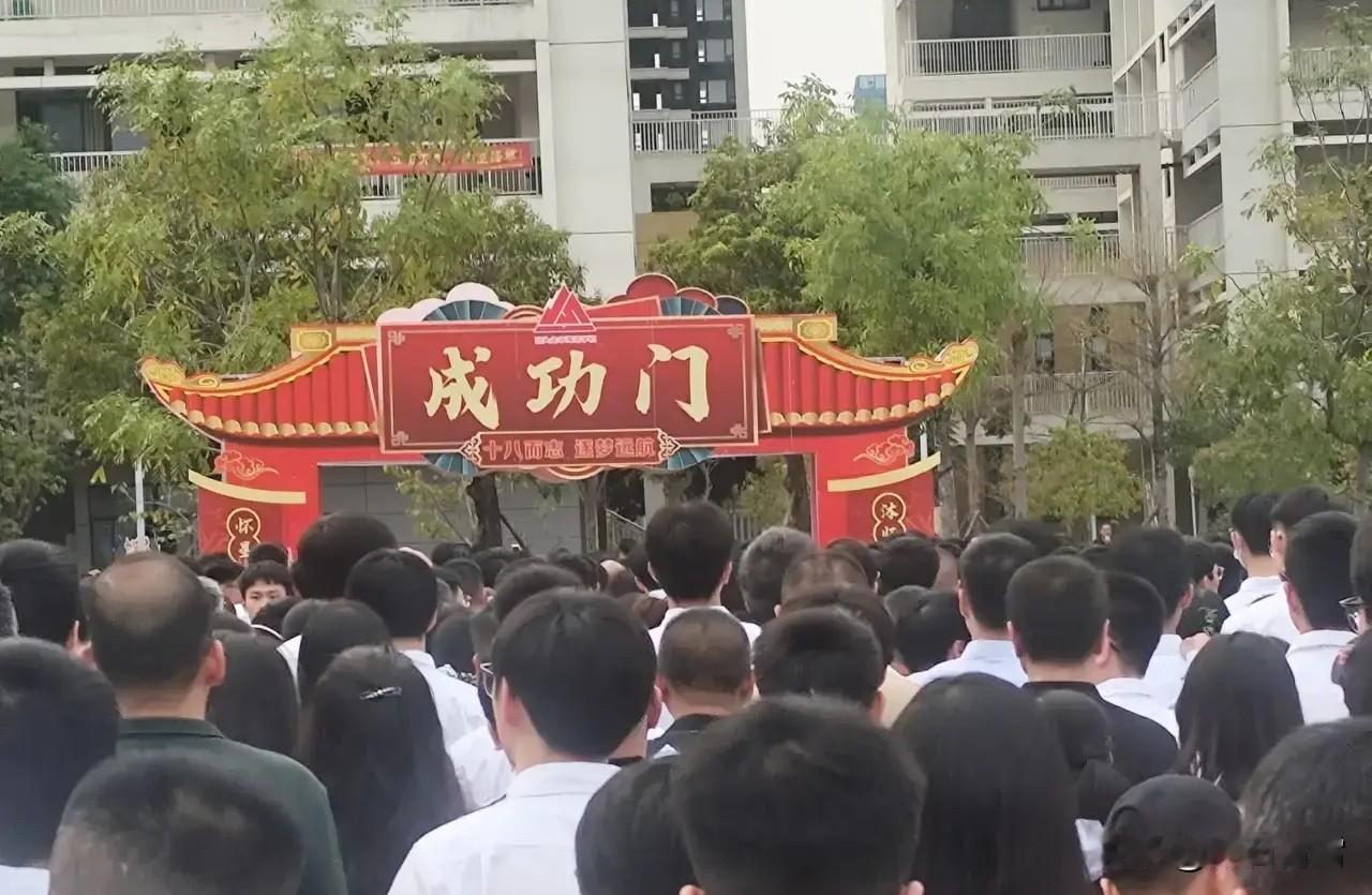 无语！高考才第二天，女儿中午突然打电话说她的耳朵特别痛，还伴有黄色的脓液流出来。