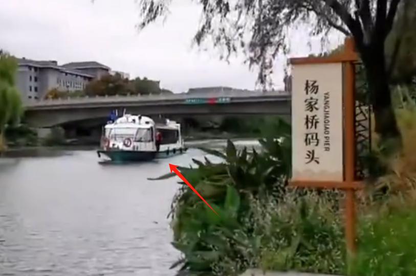 第一次见到水上公交，你们杭州的小伙伴嘴真严啊。
在“候车”的地方，有码头，有公交