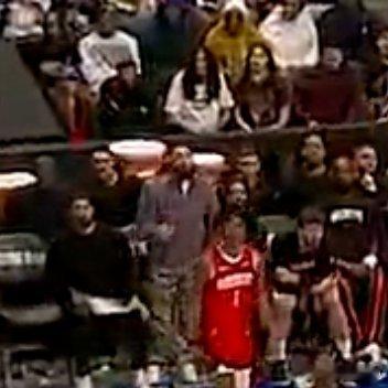 NBA常规赛继续进行，活塞主场迎战火箭。第三节一上来，两队咬住比分。活塞在本节中