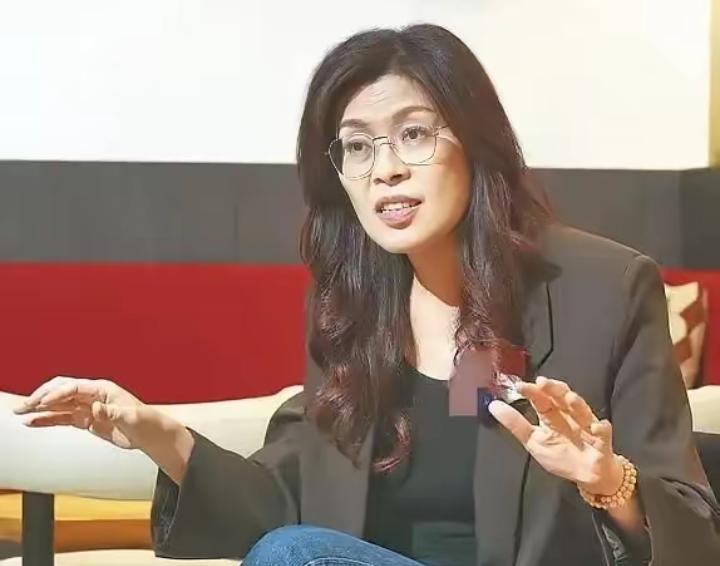 “郑丽文是真聪明啊！主持人问她去大陆打算先见谁，这问题多容易掉坑，她倒好，反应快