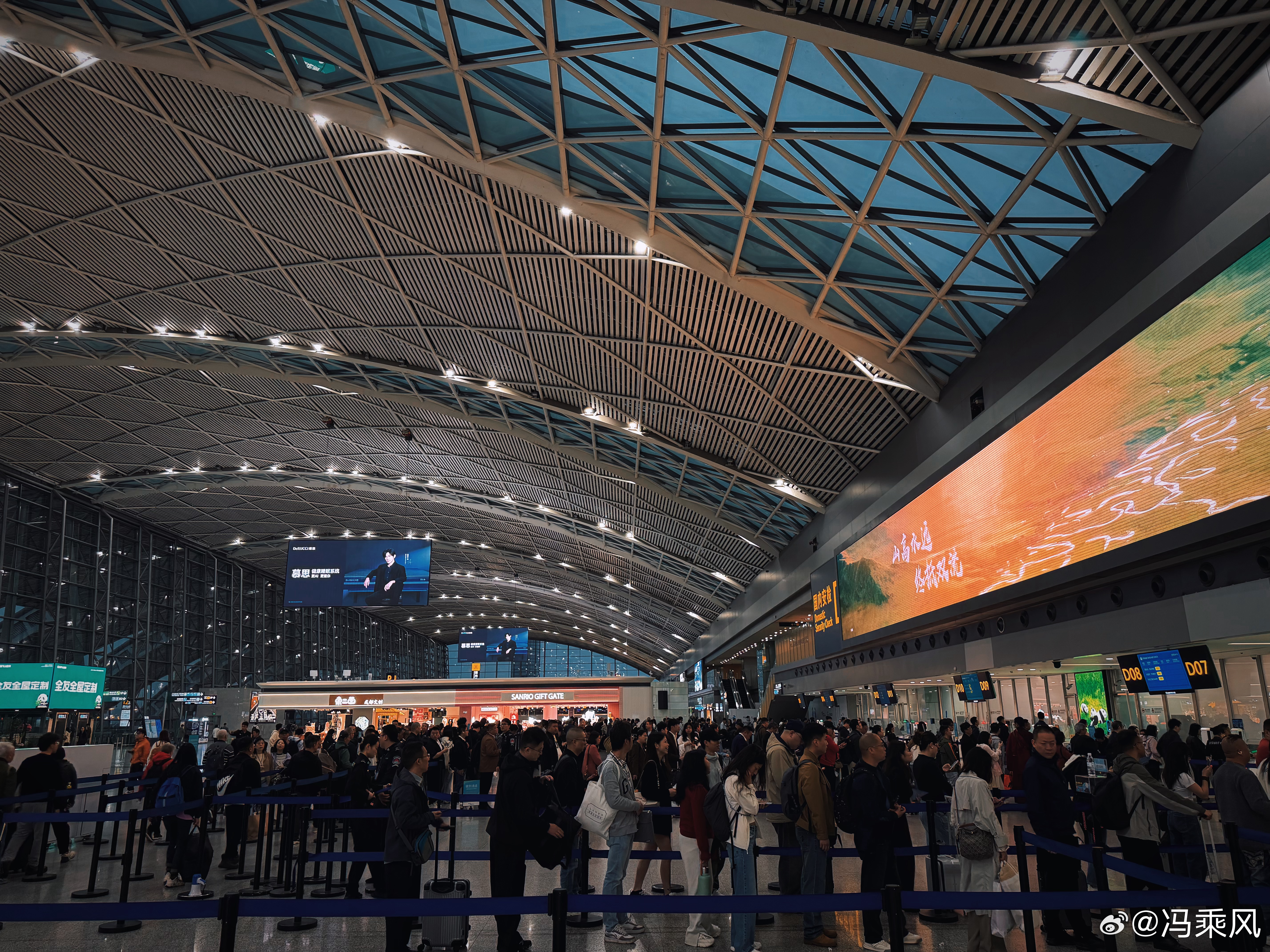 很久没飞过早班机了，原来大早上飞的人这么多。。。 成都·成都双流国际机场