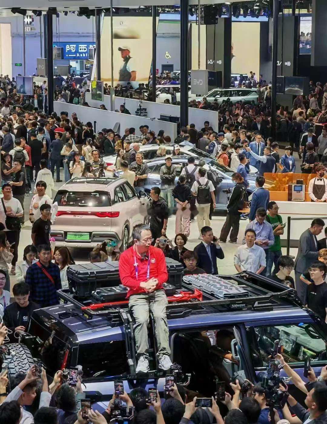 周鸿祎最近怎么干网红的事去了？北京车展唯一车模… ​​​