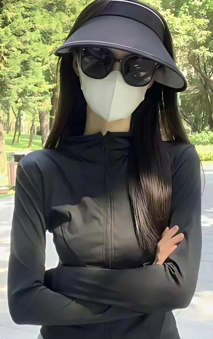 发现大街上的女人越来越反常了！
现在已经入伏一星期了，天气闷热的很，可街上的女人