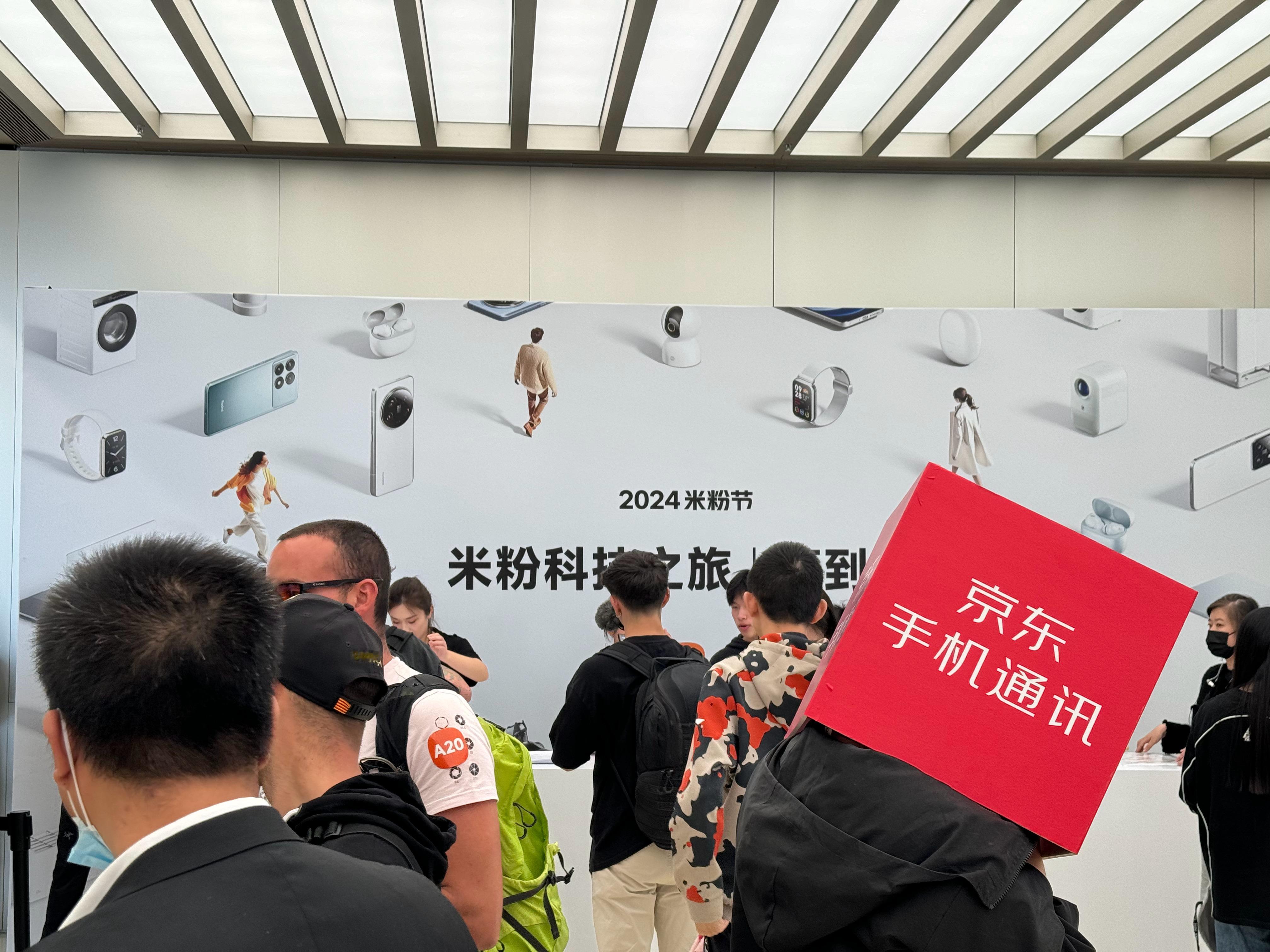 今天来小米汽车工厂参加米粉节活动了，不是京东手机通讯这哥们怎么上手开车了[dog