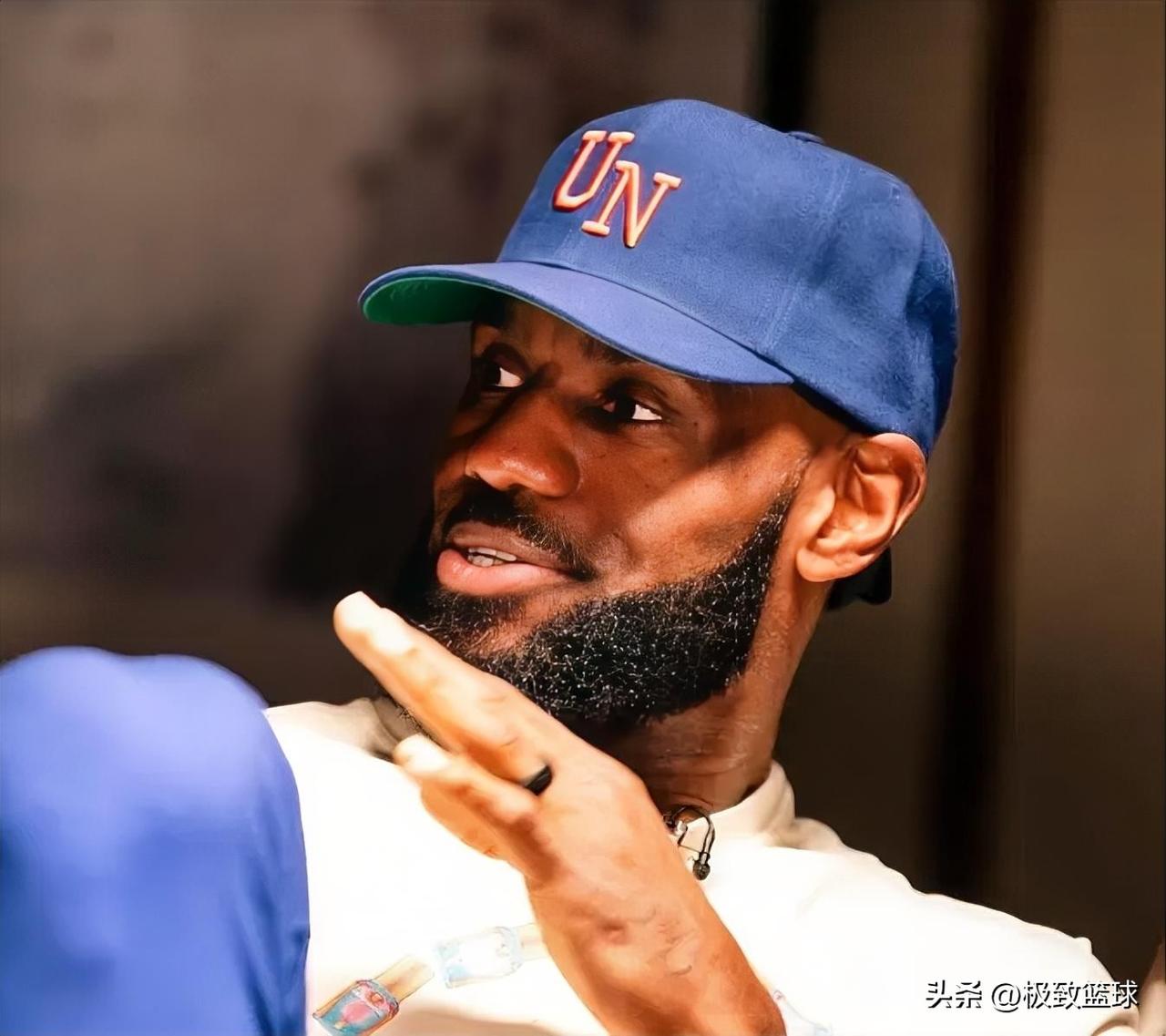 四旬老汉詹姆斯真敢说啊！
一点都不怕得罪联盟裁判。

近日，詹姆斯在播客节目《球