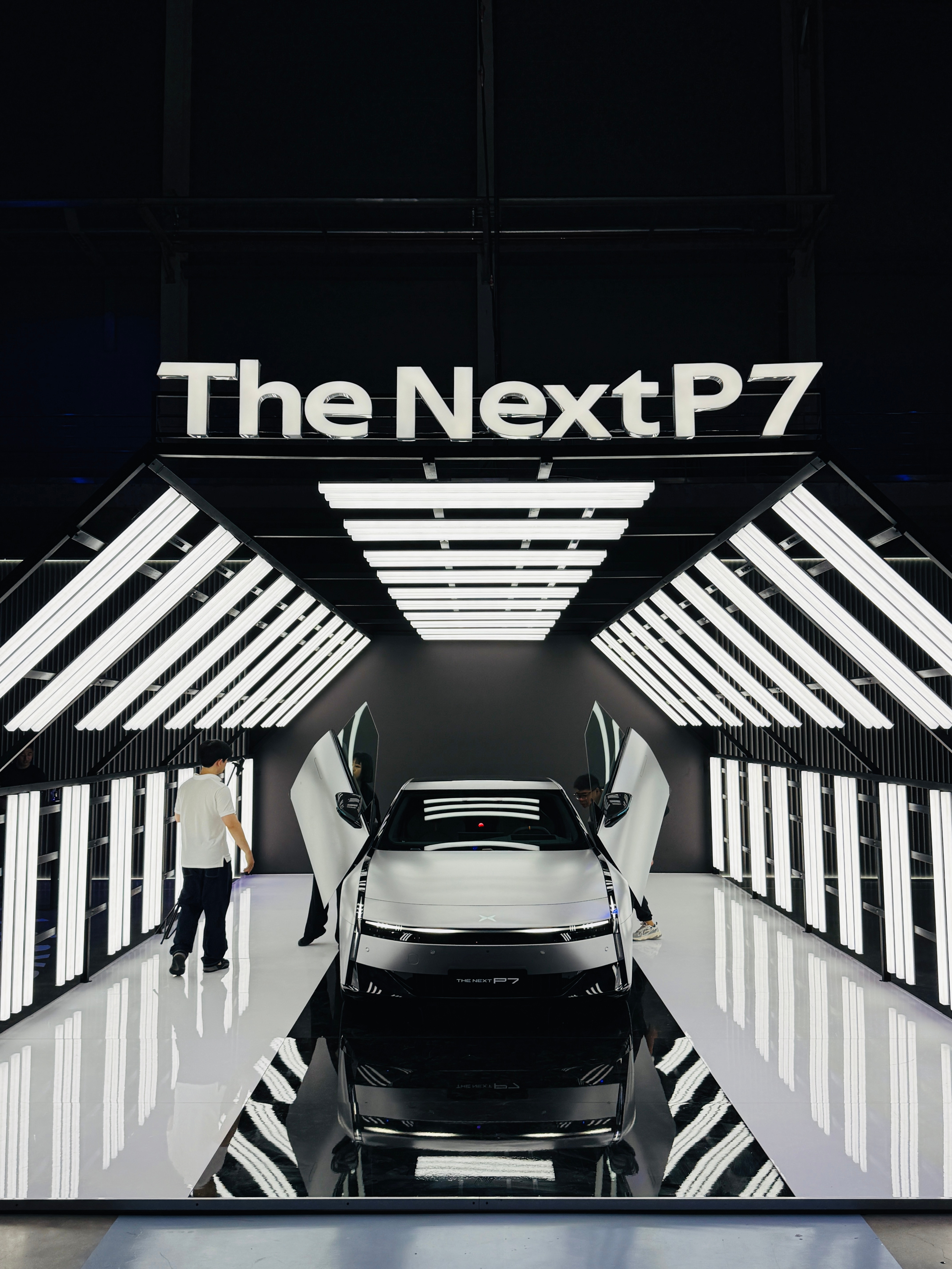 全新小鹏P7每一个版本都是顶级配置，为那些敢于和别人不一样，不甘平庸的人。▫️7