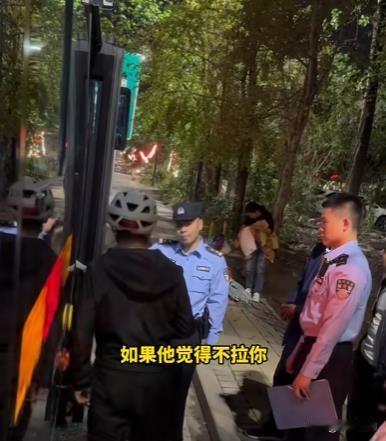 10月3日，重庆一公交站点，发生了一起引人注目的争执事件。一名男子试图将电动车带