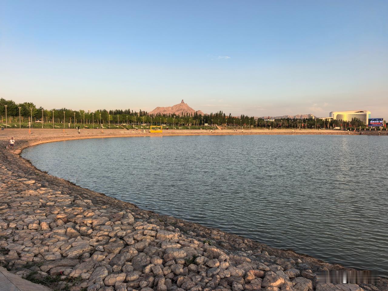 途经乌海小驻，留下深刻印象的莫过于乌海湖了。乌海湖说是湖，其实是黄河在这儿化成的