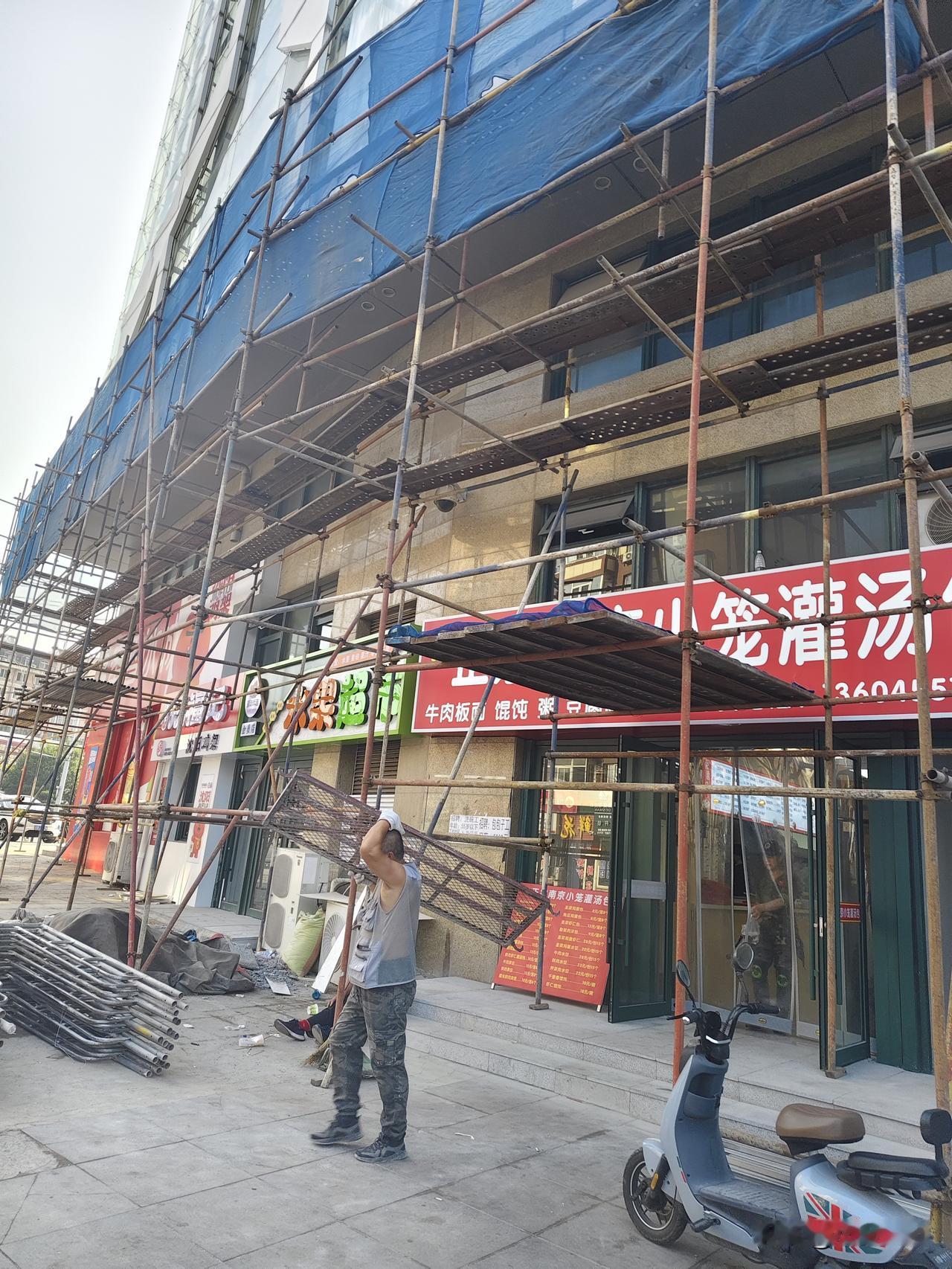 夏日生活打卡季现在脚手架都可以随便支棱起来，也没有围挡，没有安全指示，也没有人看