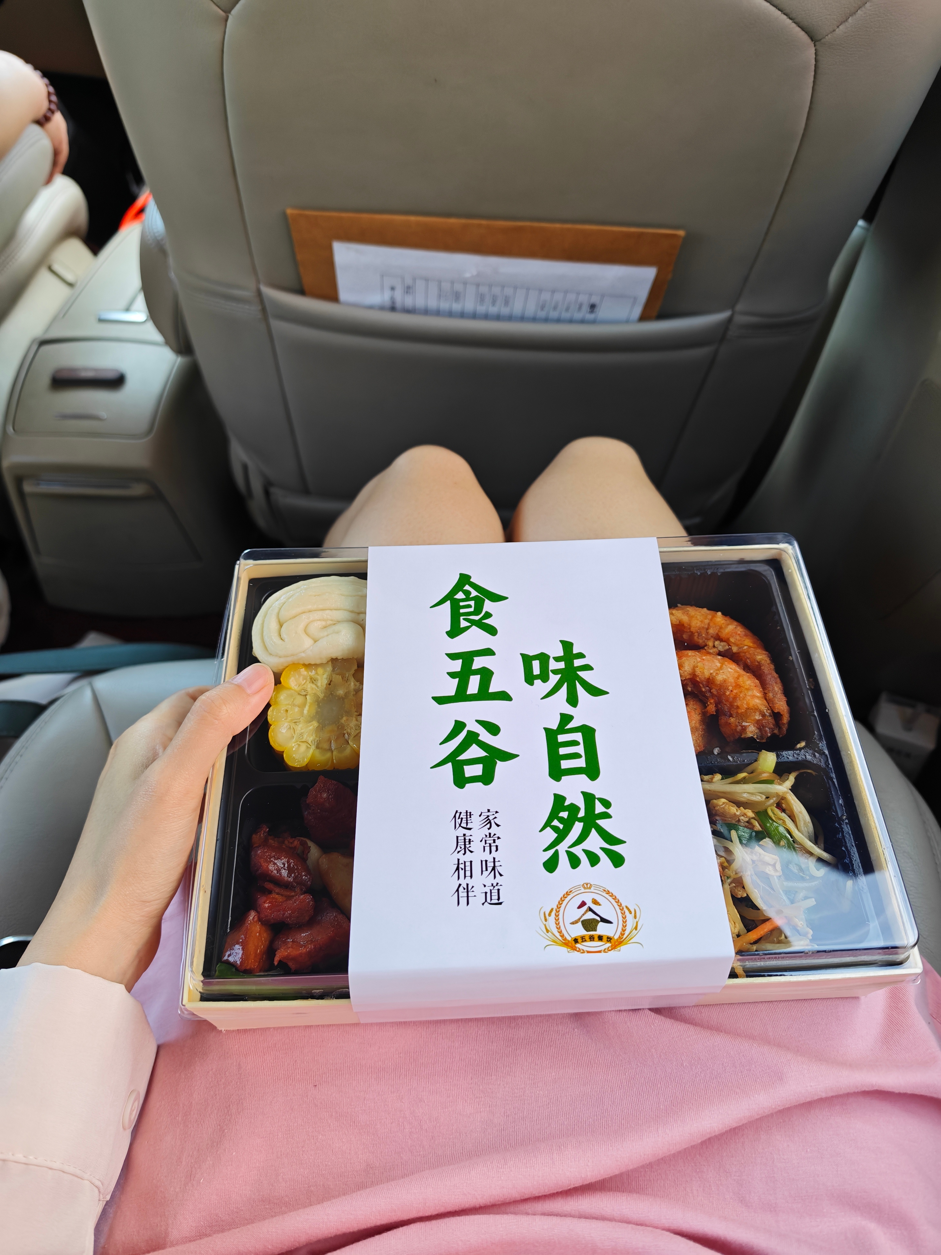 三分钟的视频，飞机往返六七小时，妆造两小时，拍摄三小时，卸妆洗头一小时早起忙完，