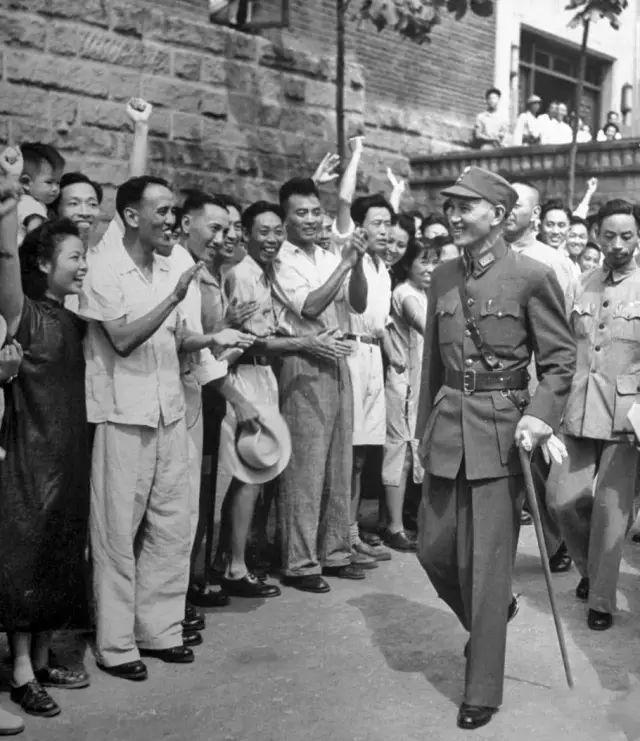 1943年，104岁的虚云禅师坐在重庆的宴席上，蒋介石憋了半天终于开口："大师，