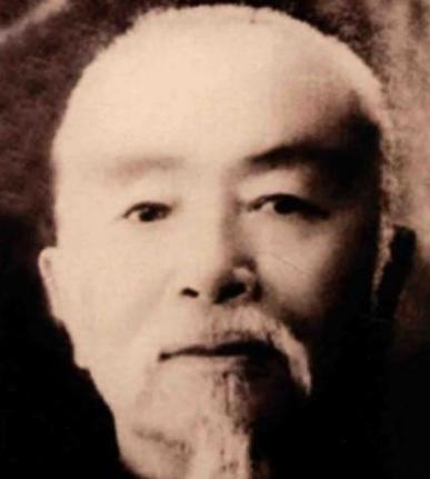 轰动一时的抗日县长——张问德，其子女从缅甸回国祭拜父母。
 
张问德是云南腾冲人