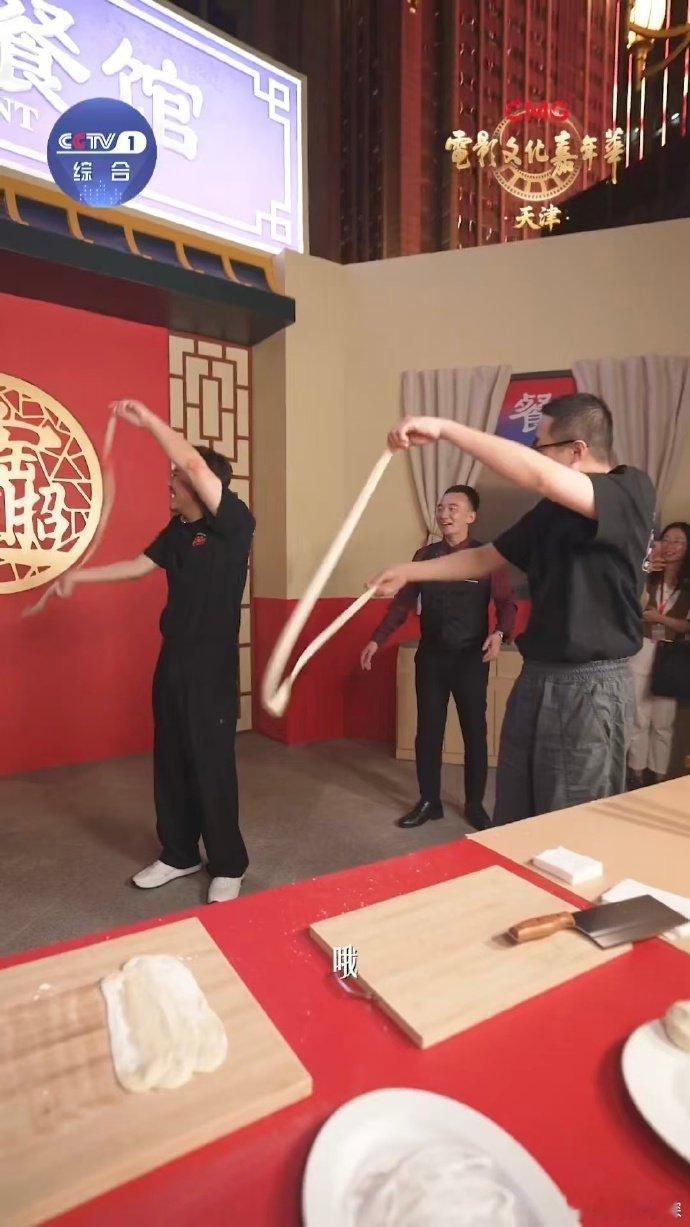 沈腾蒋奇明又一起做饭了沈腾蒋奇明路演又一起做饭了电影文化嘉年华天津专场，重现龙餐