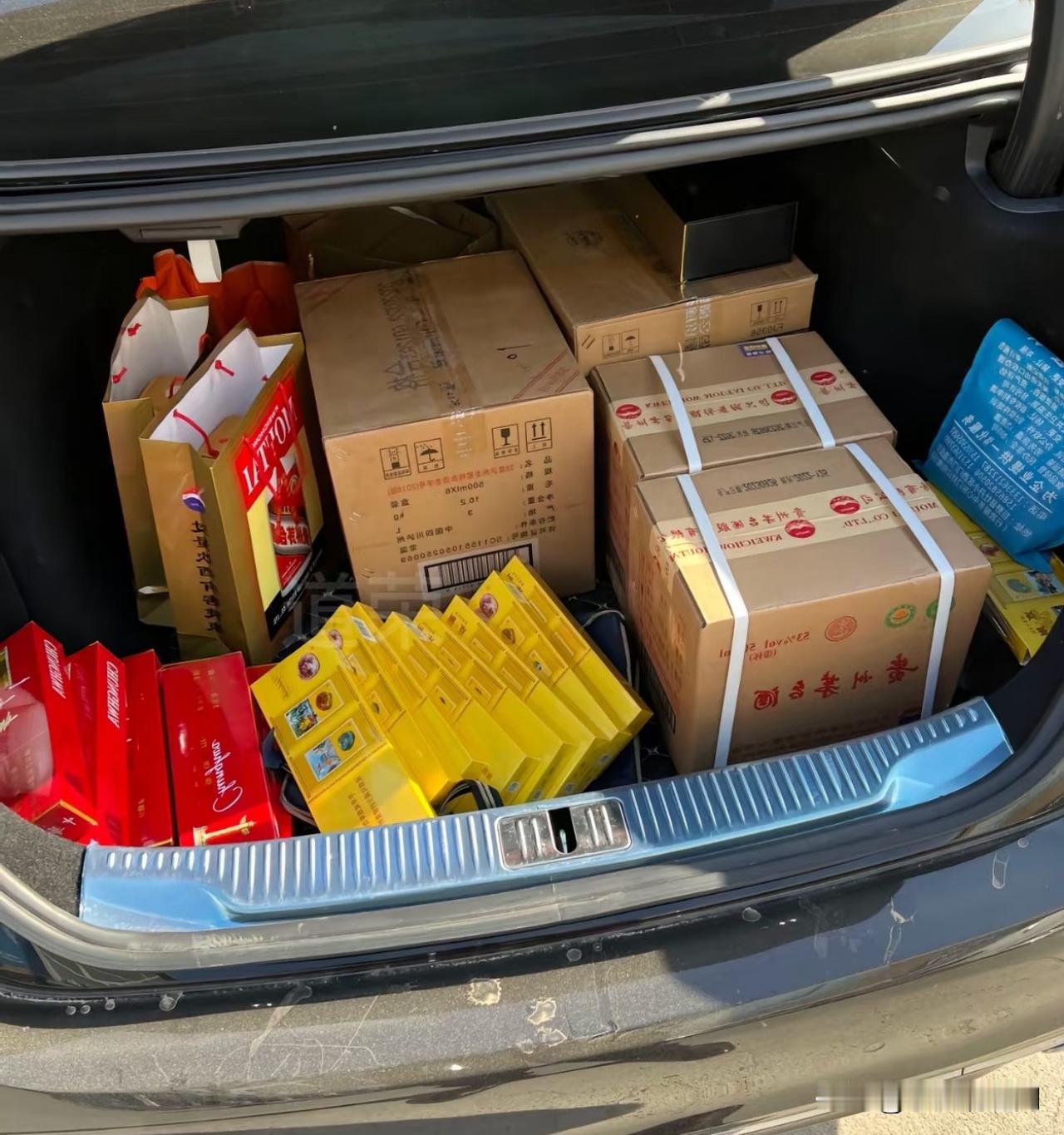 朋友们请不要再瞎努力了，懂得人情世故才是办成一件事的钥匙和密码。
曾经有人说过：