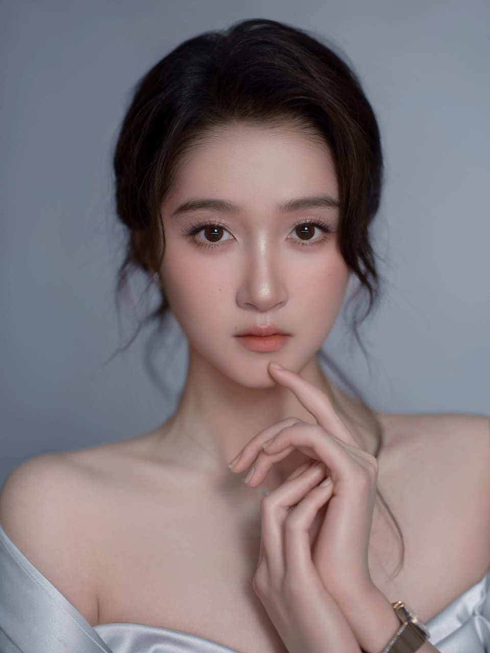 关晓彤王牌秀场造型图关晓彤银色亮片花瓣裙 关晓彤王牌秀场造型图来啦 ​​​