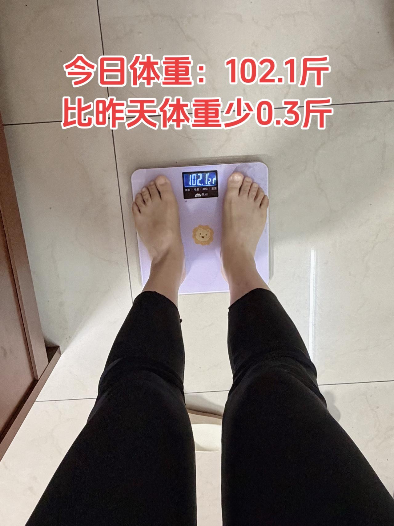 自律减脂健康餐，目标95斤，加油
今日减脂早餐：贝贝南瓜+番茄+鸡蛋+牛奶