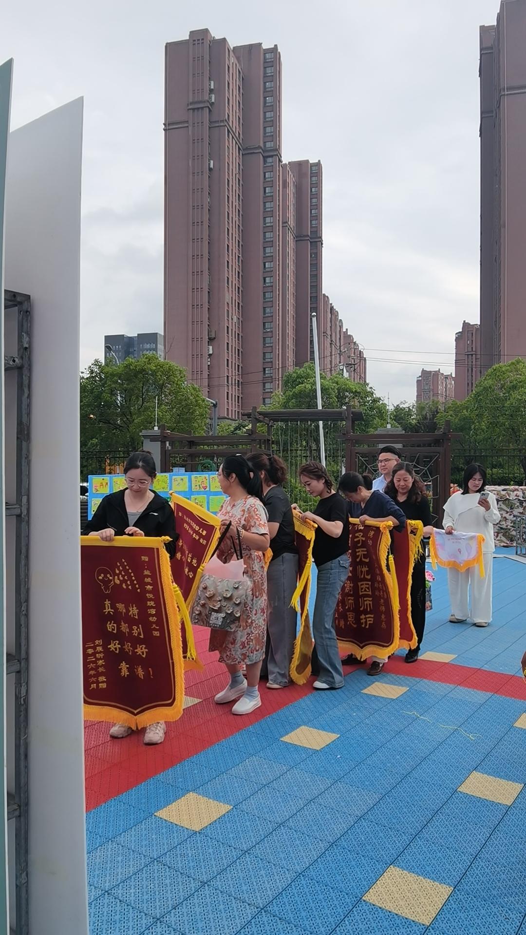 [心]幼儿结业[心]
幼儿园里鼓声彻，
结业典礼气氛热。
雏鸟翱翔共见证，
……