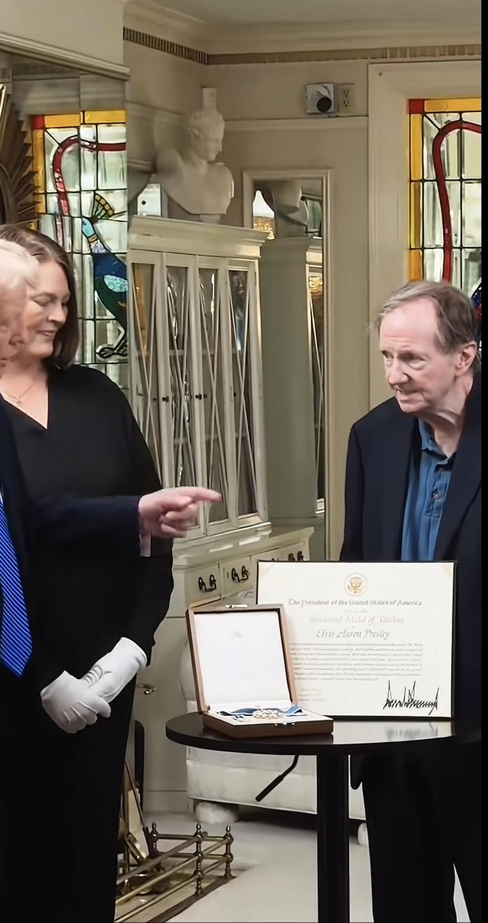 奢华的室内，两位嘉宾在接受采访，专业设备记录每一个细节。