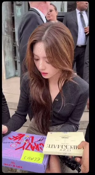 和申有娜对视的一瞬间会失语[泪] ​​​