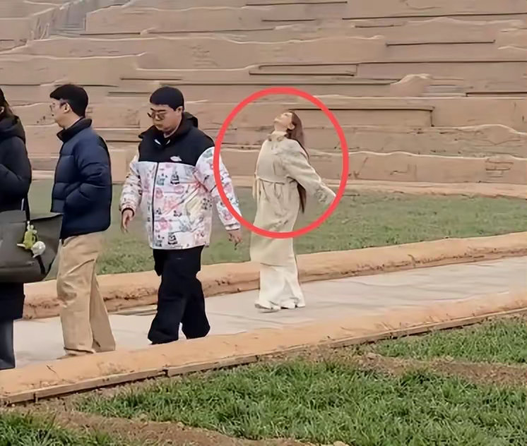 朱迅河南看话剧被偶遇 ，脸颊凹陷严重，穿单薄大衣脸冻铁青 