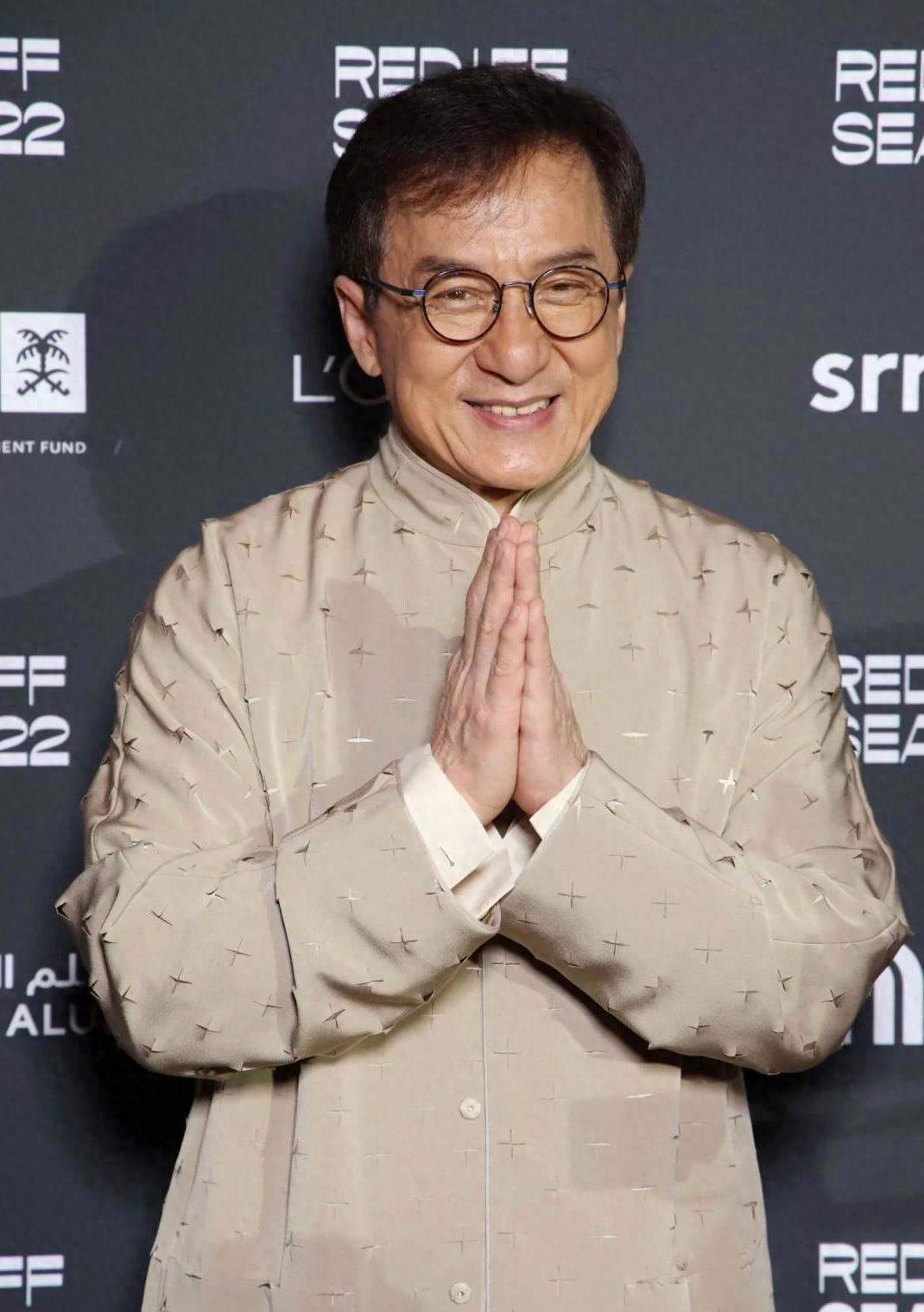 陈好这是咋了？脸肿成这样？
我去 刚看到成龙新片首映礼的照片，差点没认出来这是陈