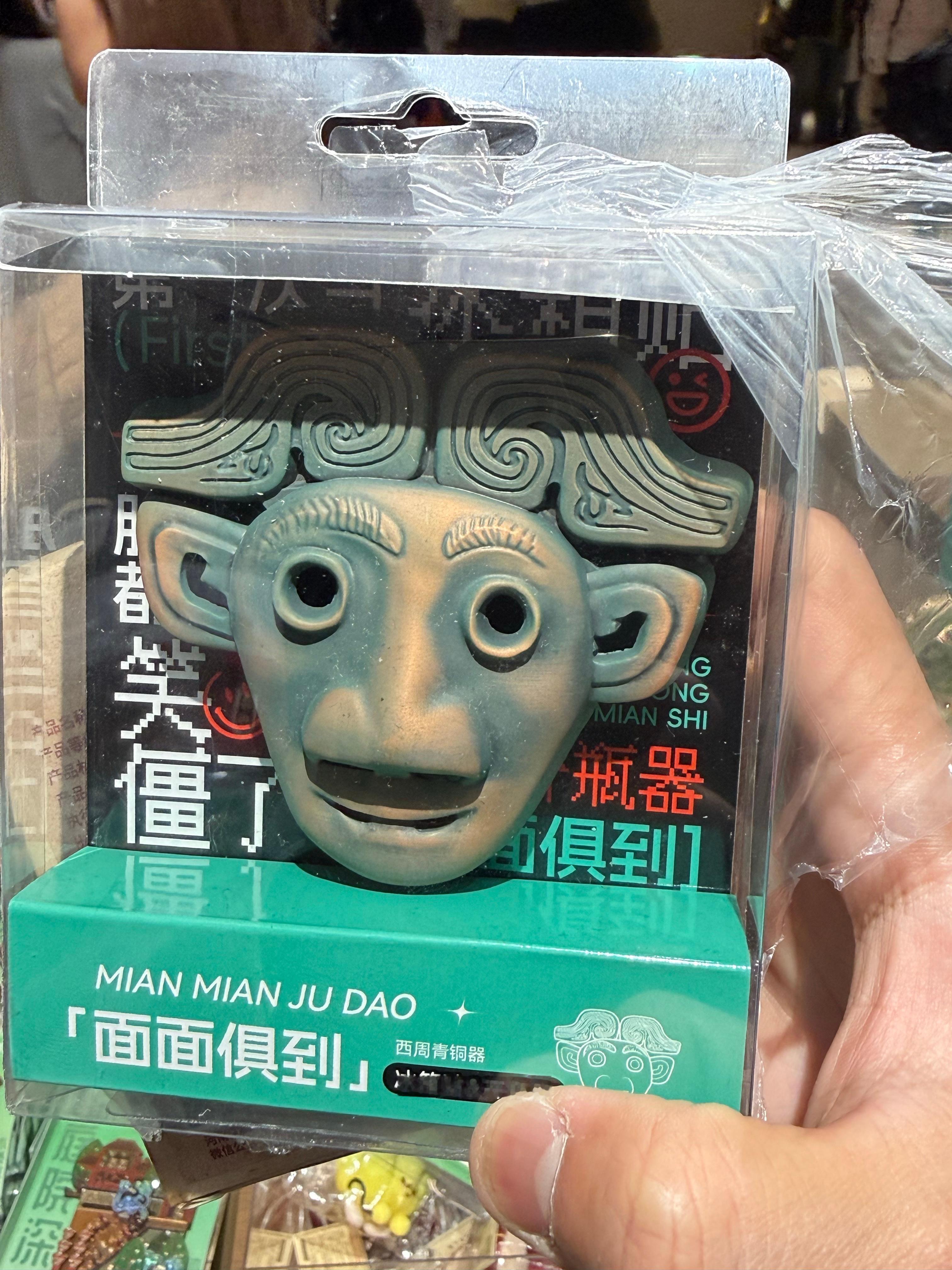 总算知道冰箱贴的受众是谁了是我啊！每打卡一个地方都要买点纪念品，最好的就是冰箱贴