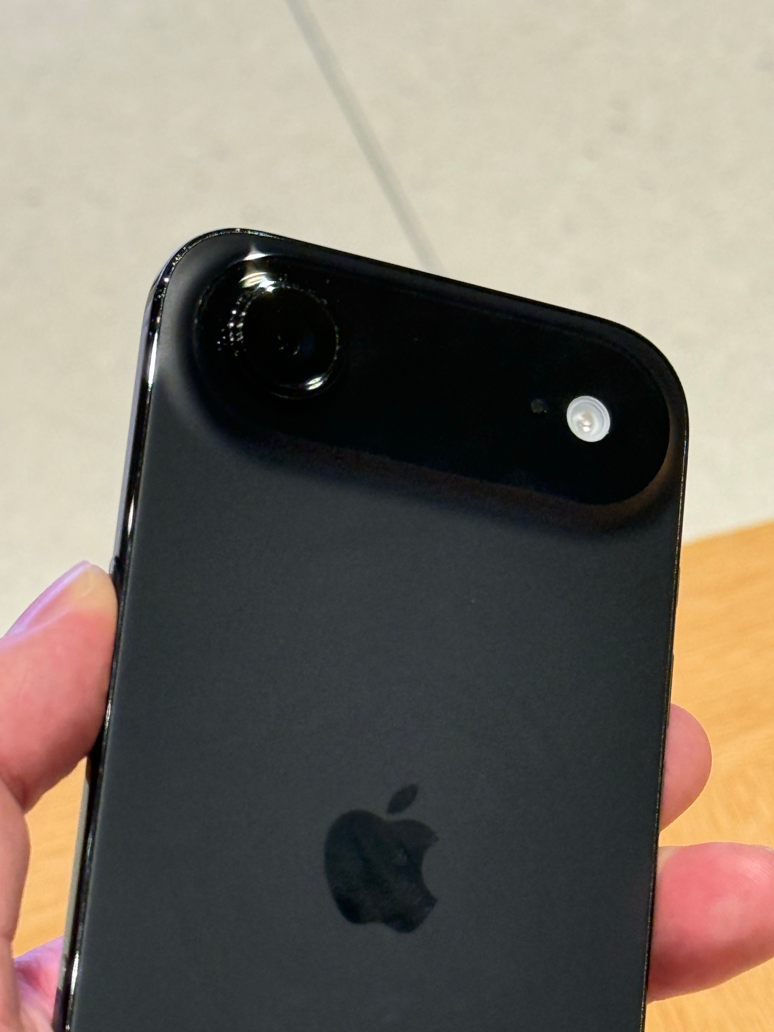 总算是摸到iPhone Air的真机了怎么说呢[淡淡的]上手真的太惊艳啦，好正[