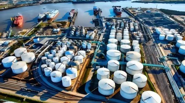 现在全世界总算反应过来了，中国2025年那波疯狂囤油，压根不是外媒瞎喷的“败家行