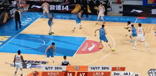 此役，弗格大杀四方三分球12投9中！爆砍36分4个篮板3个助攻！击败了豪华之师北