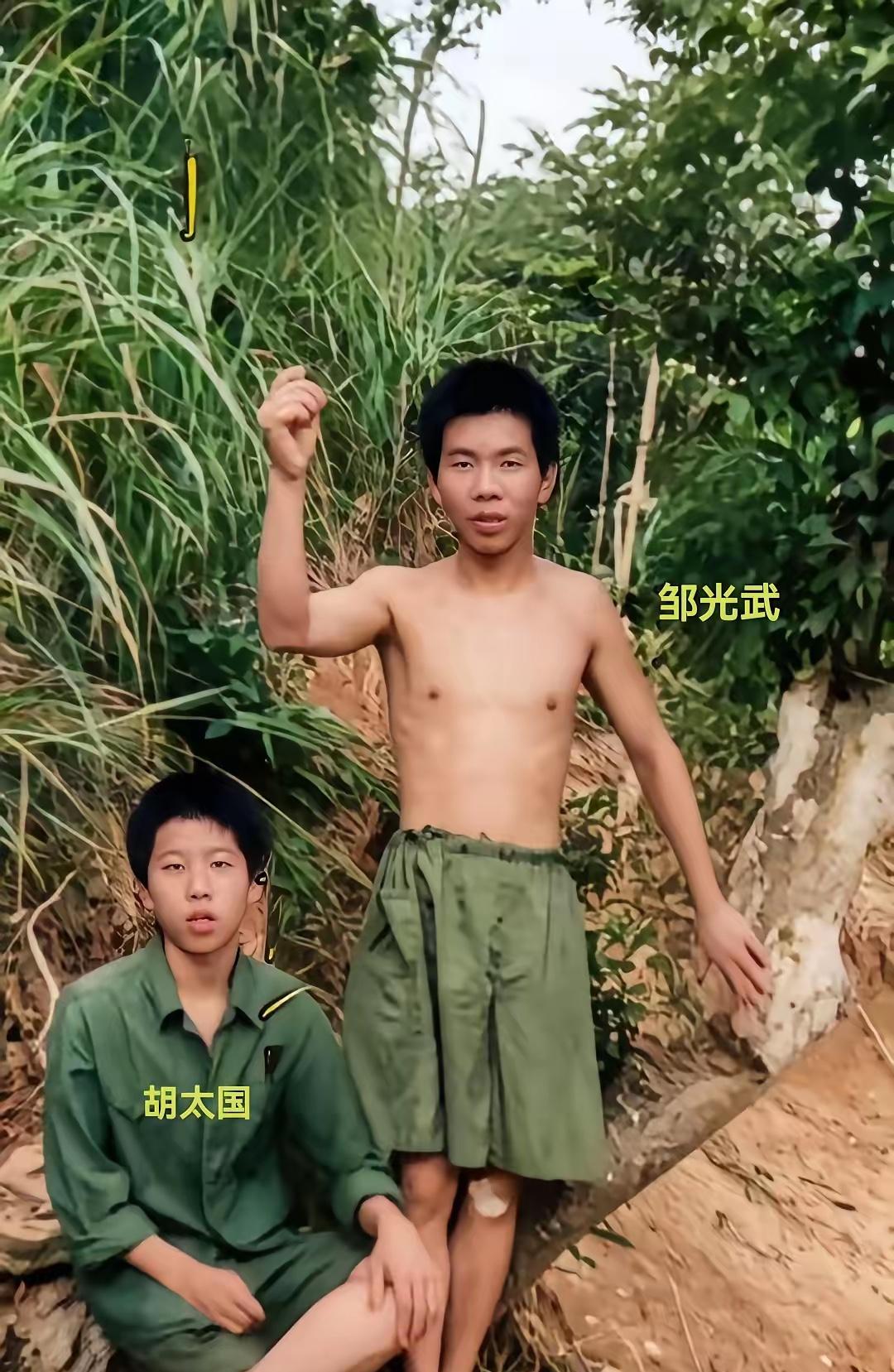 1988年老山那拉口C46前沿阵地，这张合影看哭无数人。

站着的邹光武、坐着的