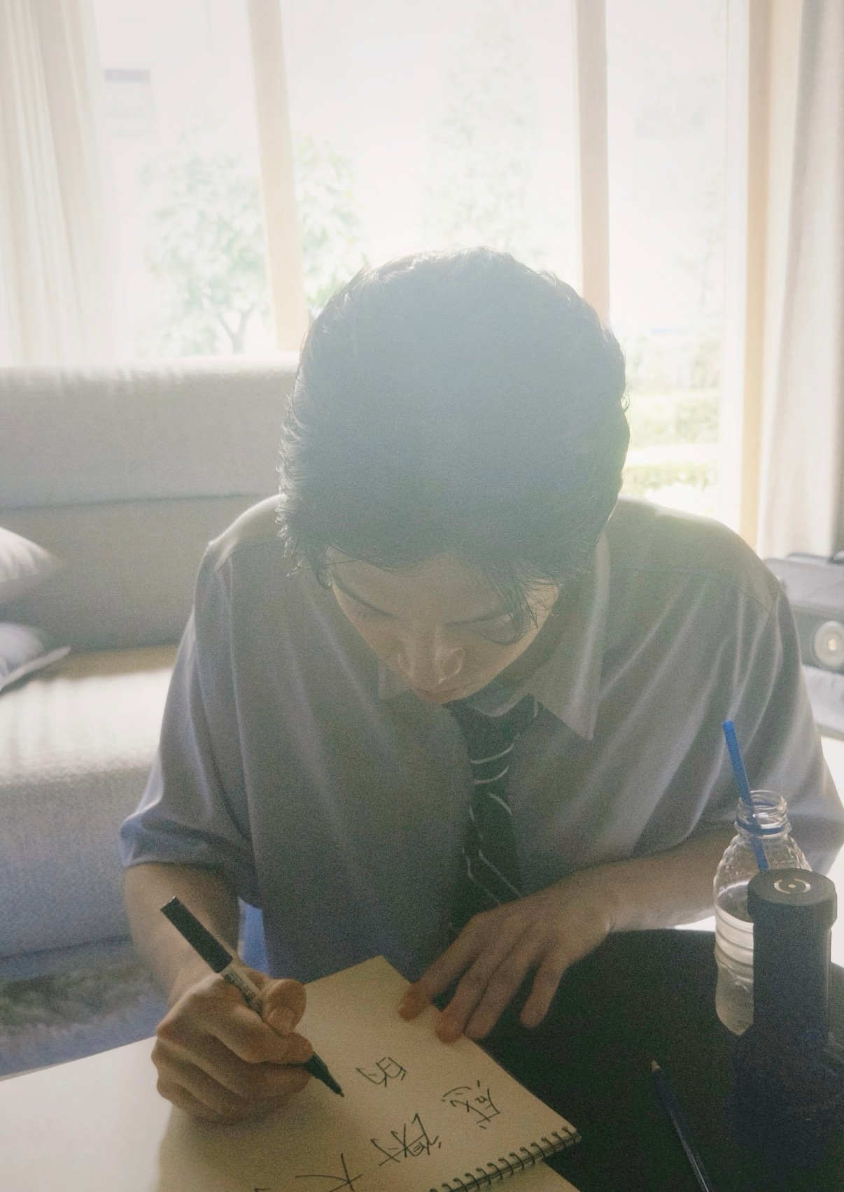这位韩国欧巴大概从未想过这辈子有这么多中文字要写，写出来还是微软雅黑